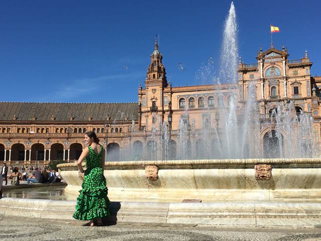 Danseuse de flamenco sur la plaza de Espana en colonie de vacances cet été