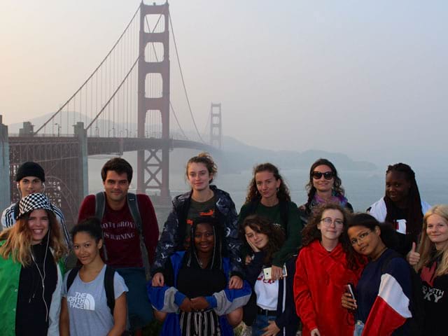 groupe d'ados en colonie de vacances devant le golden gate bridge