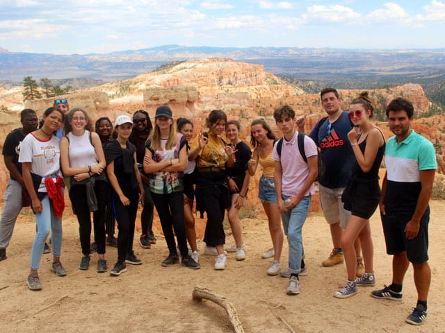 groupe d'ados en californie en colonie de vacances