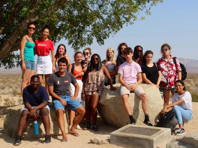 Photo de groupe d'adolescents en colonie de vacances road trip en Californie cet été