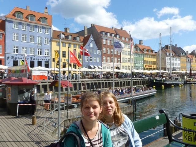 Deux jeunes filles en voyage en Europe cet été en colonie de vacances itinérante