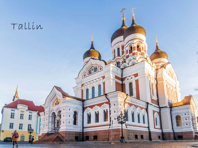 Monument de Tallin visité par les ados en colonie de vacances