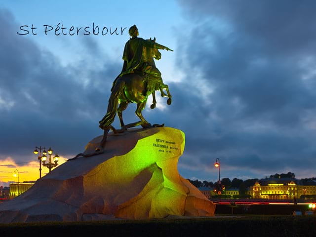 Statue de Saint petersbourg en colonie de vacances d'été pour ados