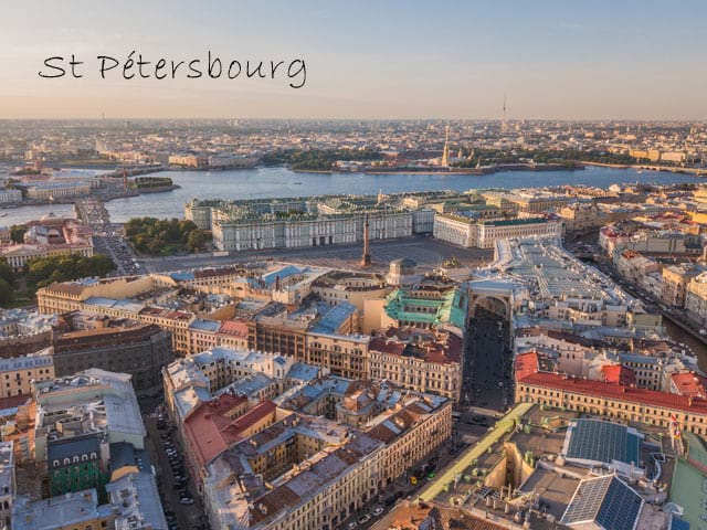 Vue sur la ville de Saint petersbourg en colonie de vacances cet été 