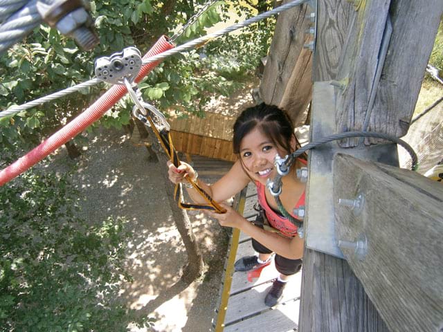 Enfant faisant de l'accrobranche en colonie de vacances