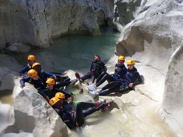 Groupr d'ados faisant du canyoning en colonie de vacances