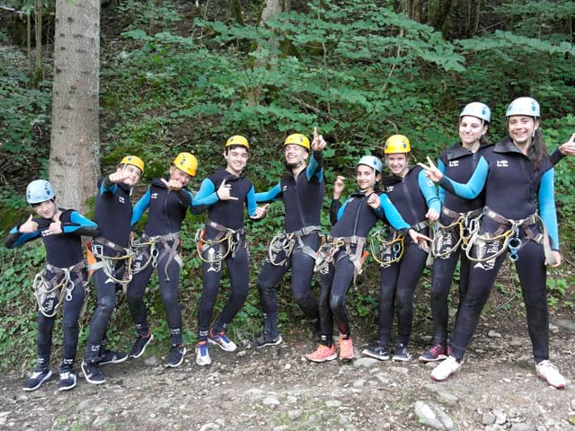 Groupe d'ados en tenue de canyoning en colonie de vacances à la montagne