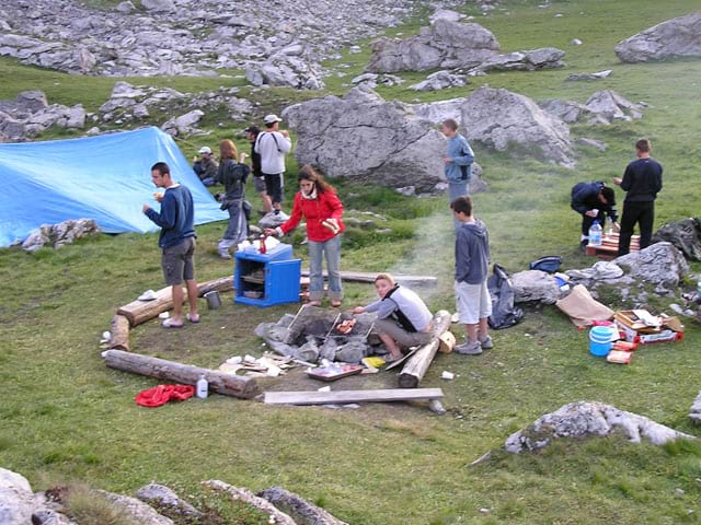 Adolescents autour d'un barbecue en colonie de vacances à la montagne à courchevel