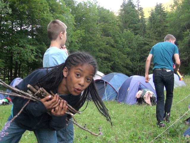 Enfants préparant le camp de colonie de vacances d'été