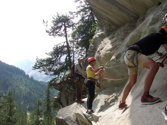 Enfants pratiquant la via ferrata en colonie de vacances d'été