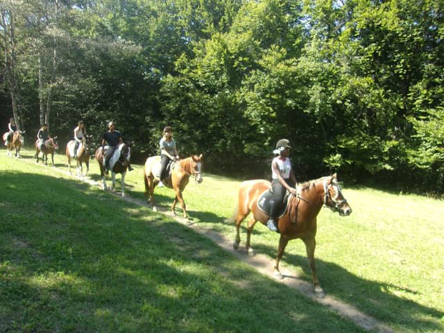 Groupe d'enfants à cheval en colo équitation montagne été