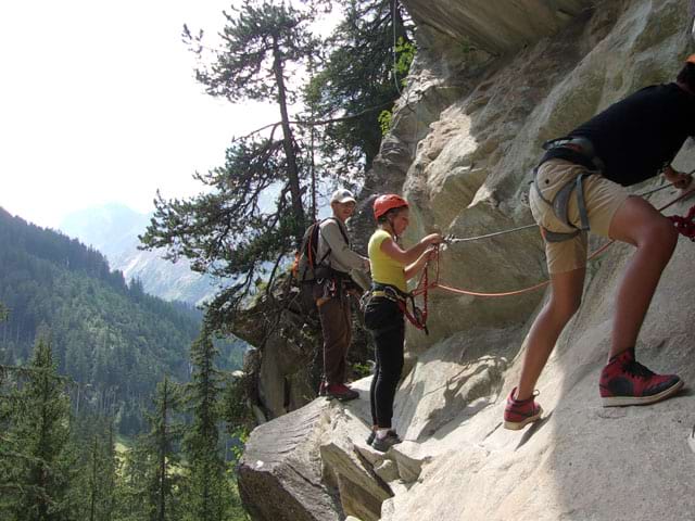 Enfant faisant de l'escalade en colonie de vacances