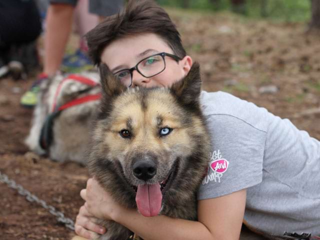 Enfant et son chien en canirando