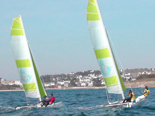 Enfant navigant sur un bateau à voile en colonie de vacances