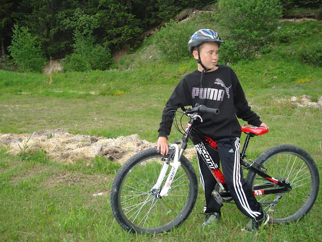 Enfant sur son vélo en colonie de vacances 