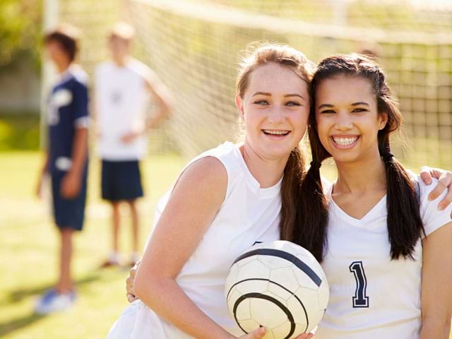 Groupe d'adolescentes en stage de football l'été