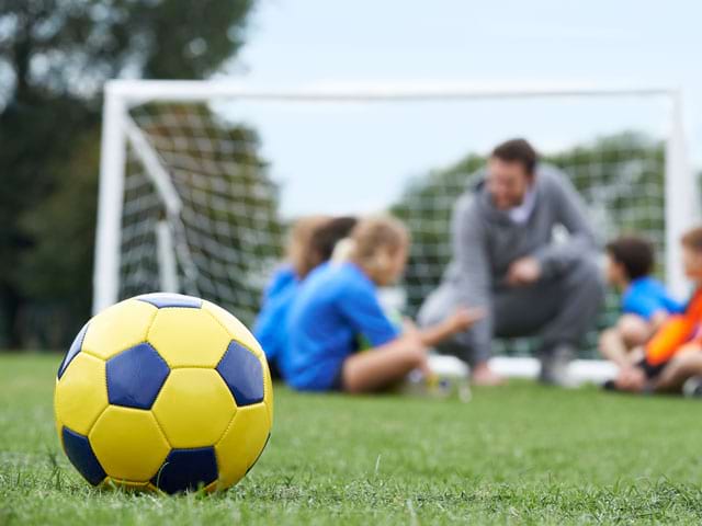 ballon de football sur un terrain de stage de football féminin de yssingeaux en été