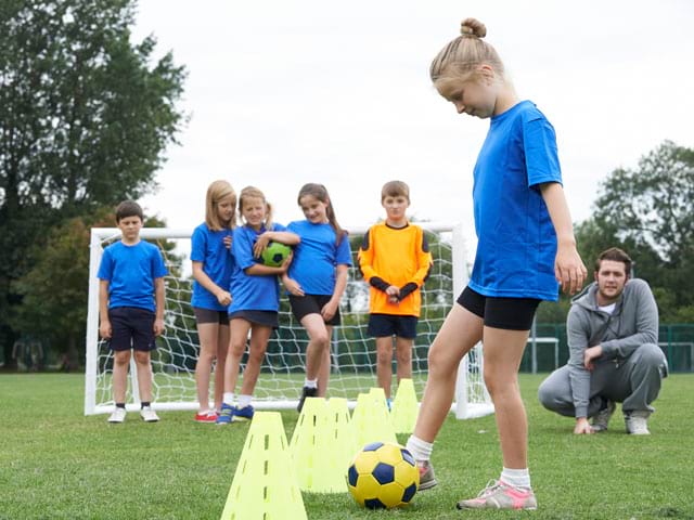 filles se perfectionnant au football féminin pendant les vacances d'été