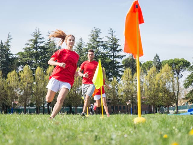 Ados faisant des entrainements sportifs de football pour l'été 