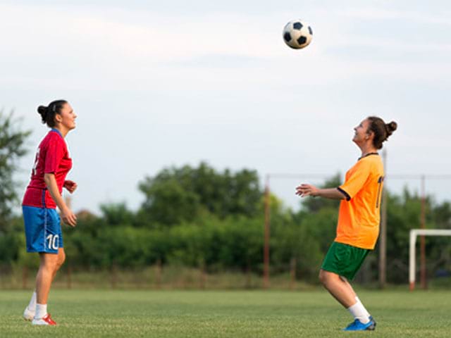 adolescentes s'entrainant au football durant un stage sportif de football féminin