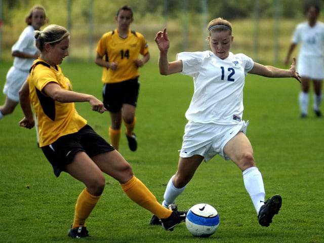 Jeunes filles en stage de football féminin pour se perfectionner