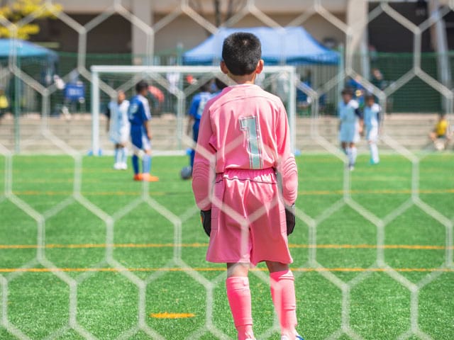 Enfants faisant du football en stage de foot cet été