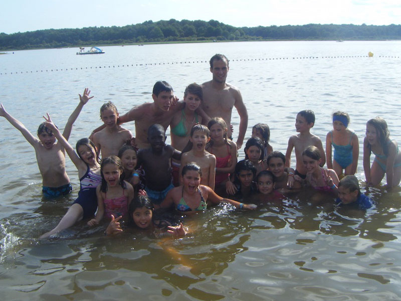 groupe d'enfants se baignant en colonie de vacances cet été