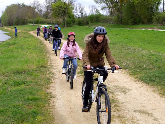 groupe d'enfants en colo faisant un randonnée à vélo 