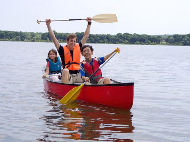 Enfants en bateau cet été en colonie de vacances 