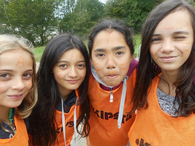 portrait de quatre jeunes filles cet été en colonie de vacances