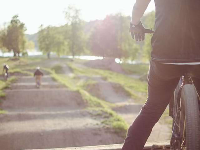 enfant faisant du bmx en colo cet été