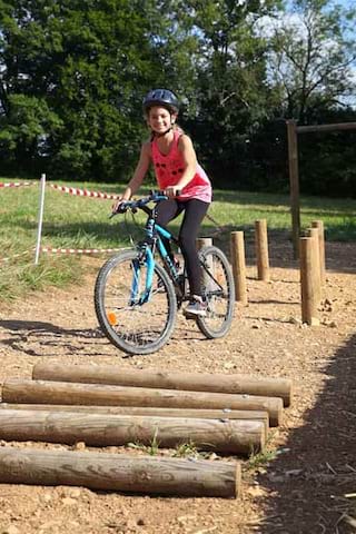 Enfant faisant du vélo en colo cet été