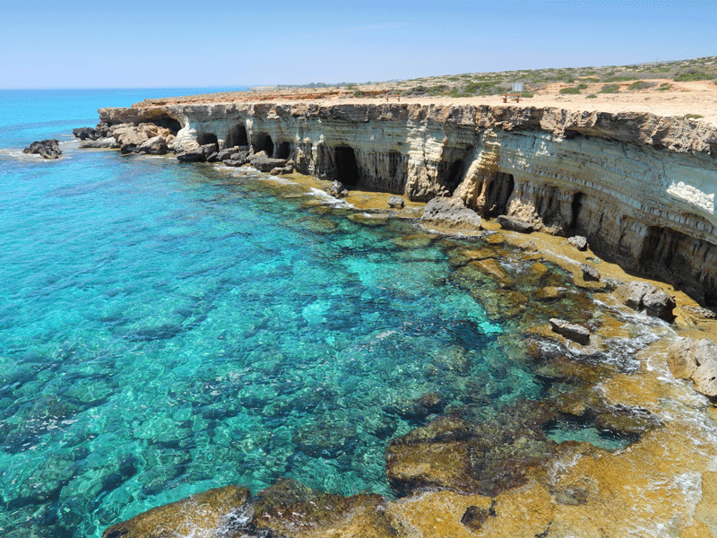 Vue sur les bords de mer à Chypre en colonie de vacances itinérante pour ados