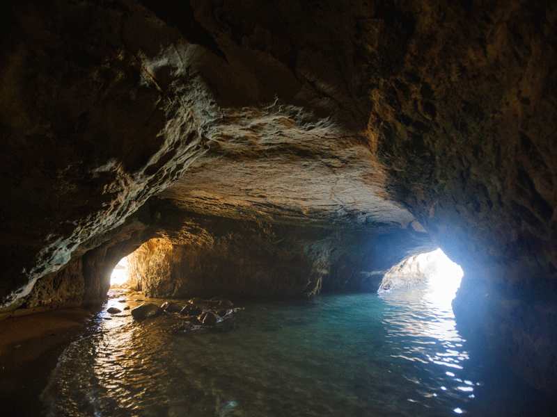 Grottes à Chypre en colonie de vacances itinérante pour ados