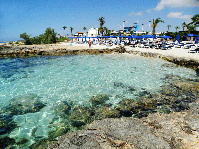 Vue sur l'eau turqoise de Chypre en colonie de vacances itinérante pour ados