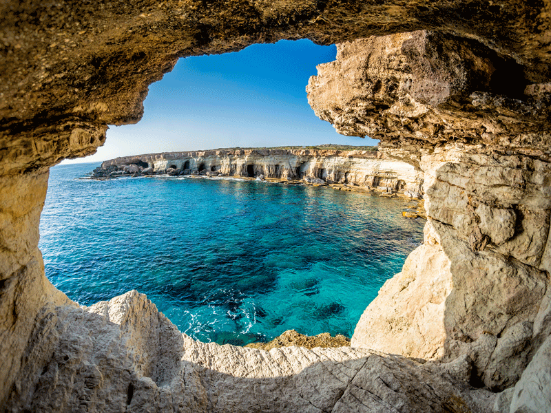 Vue sur les paysages de bord de mer de Chypre en colonie de vacances itinérante pour ados