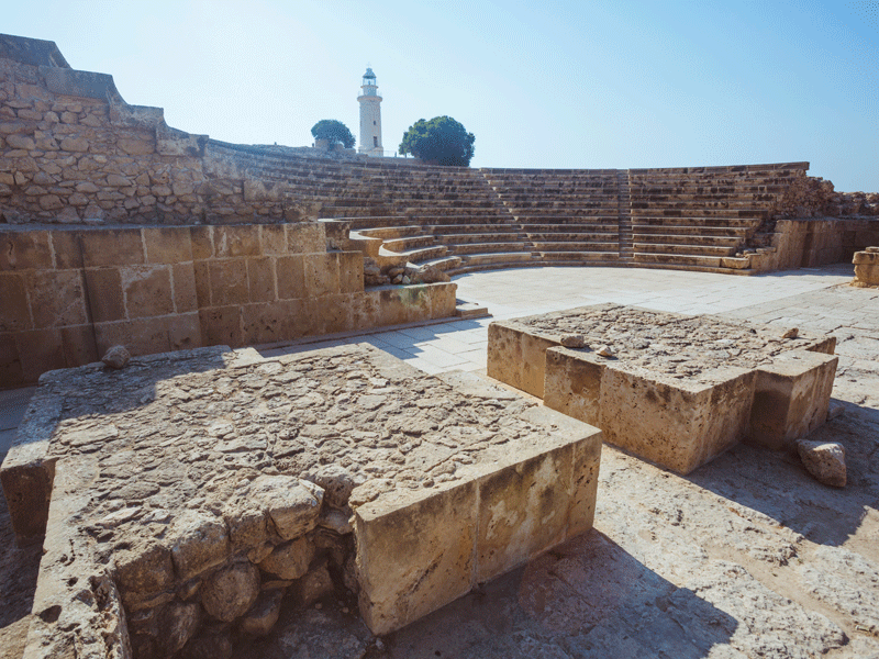 Vue sur les théâtres antiques de Chypre en colonie de vacances itinérante pour ados