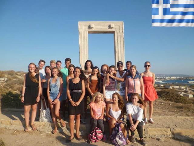 Groupe d'adoelscents participant à une colonie de vacances itinérante en Grèce cet été