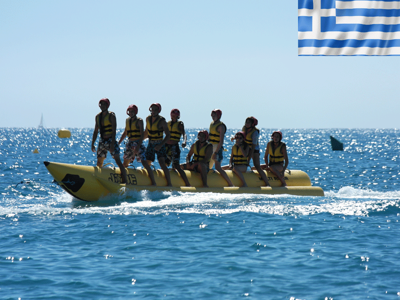 adolescents faisant de la banane tractée cet été en colonie de vacances itinérante en Grèce