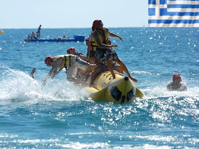ados rpatiquant la bouée tractée en colo en grèce cet été