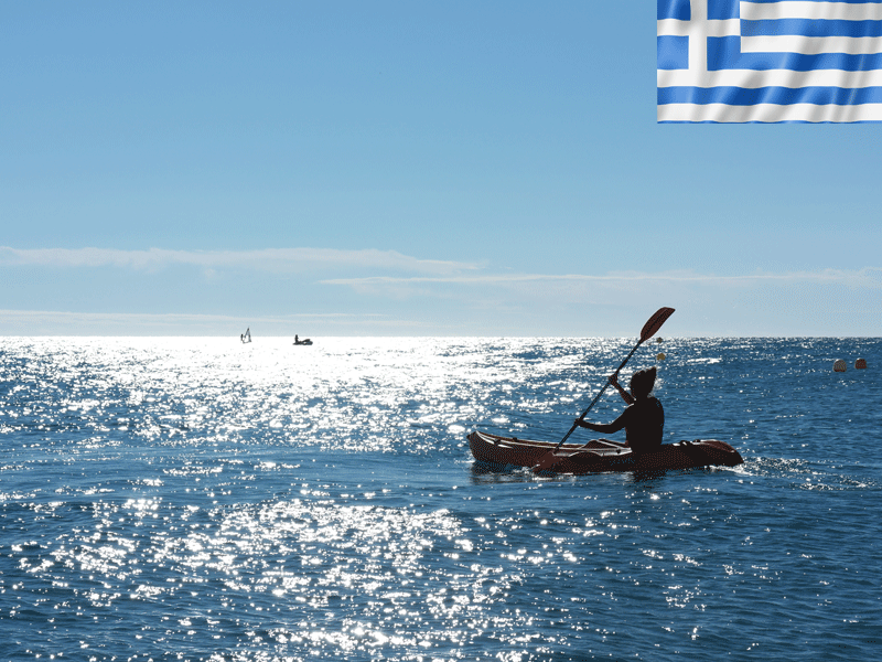 Ado de 16 ans faisant du canoe en grèce cet été en colonie de vacances