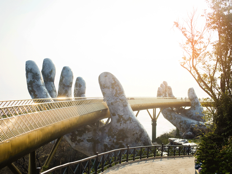 Pont doré au vietnam soutenu par des mains de géants en colonie de vacances