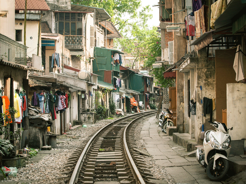 train passant dans les rues du vietnam en colonie de vacances au vietnam cet été ados 