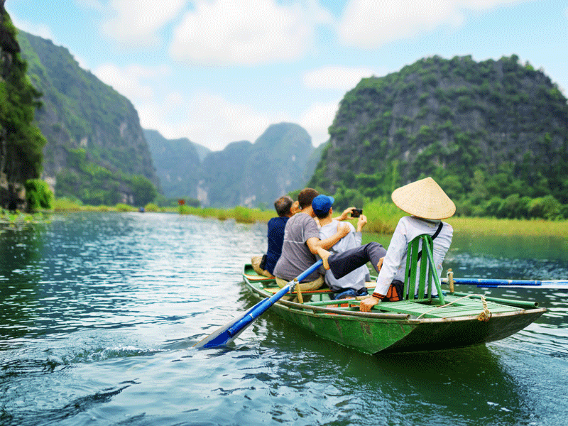 Adolescents sur une pyrogue en colonie de vacances d'été au vietnam ados