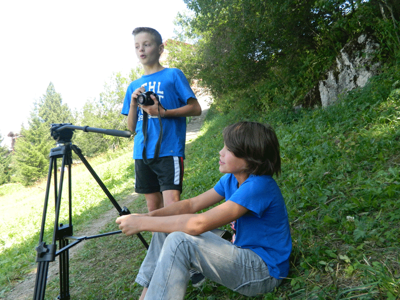 Deux enfants en train de tourner une vidéo à Courchevel en colonie de vacances cinéma été
