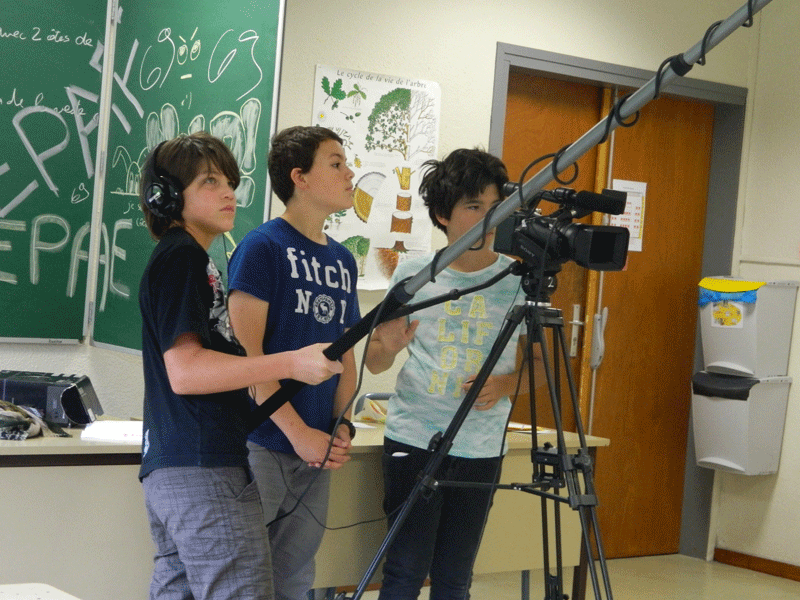 Enfants faisant un tournage vidéo en colonie de vacances cinéma en été