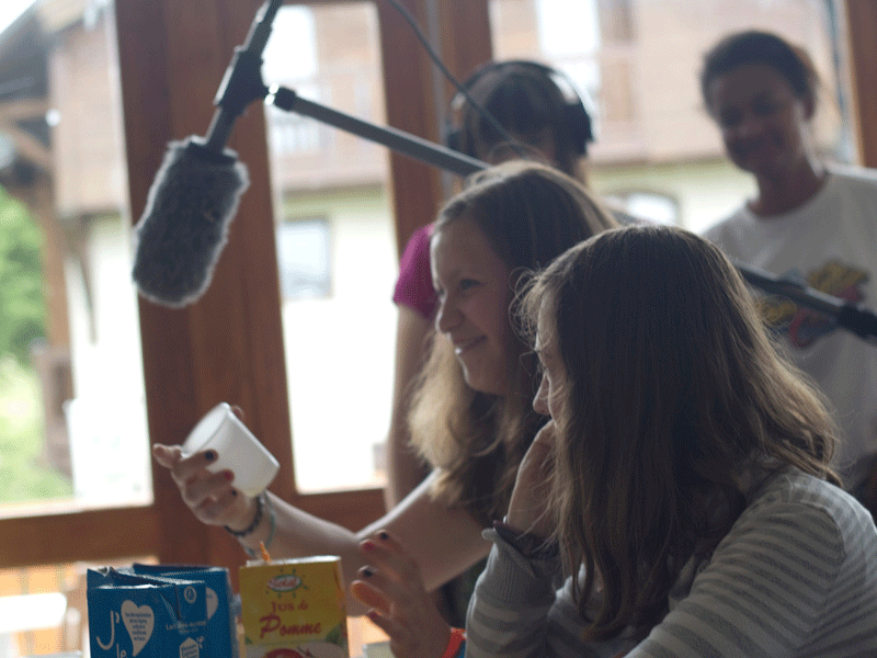 Adolescents en plein tournage d'un court métrage en colonie de vacances cinéma aux Saisies