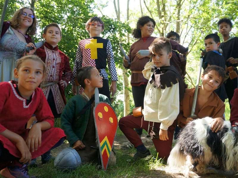 Groupe d'enfants déguisés en colonie d evacances d'été