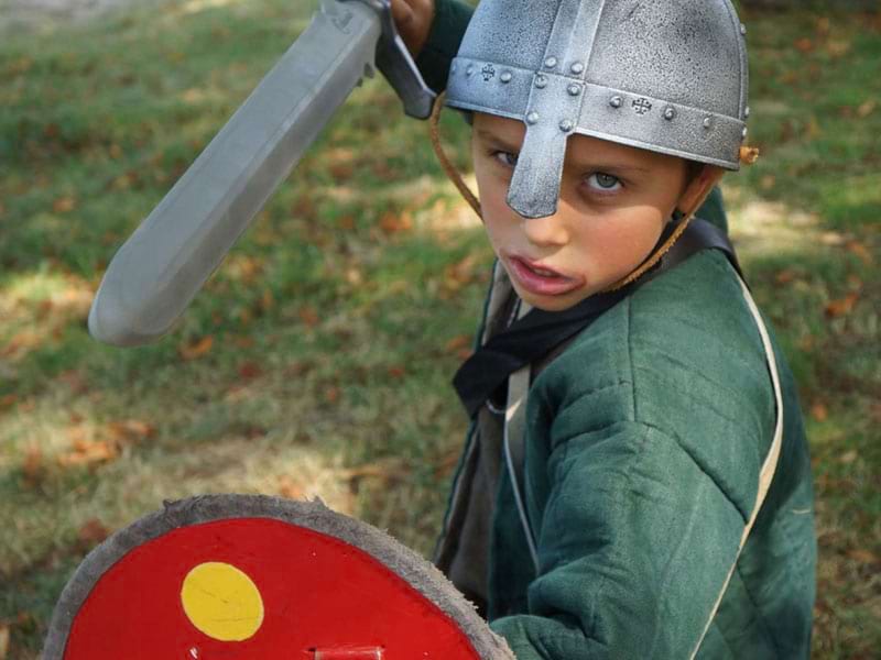 Portrait d'un enfant déguisé en chevalier en colonie de vacances jeux été