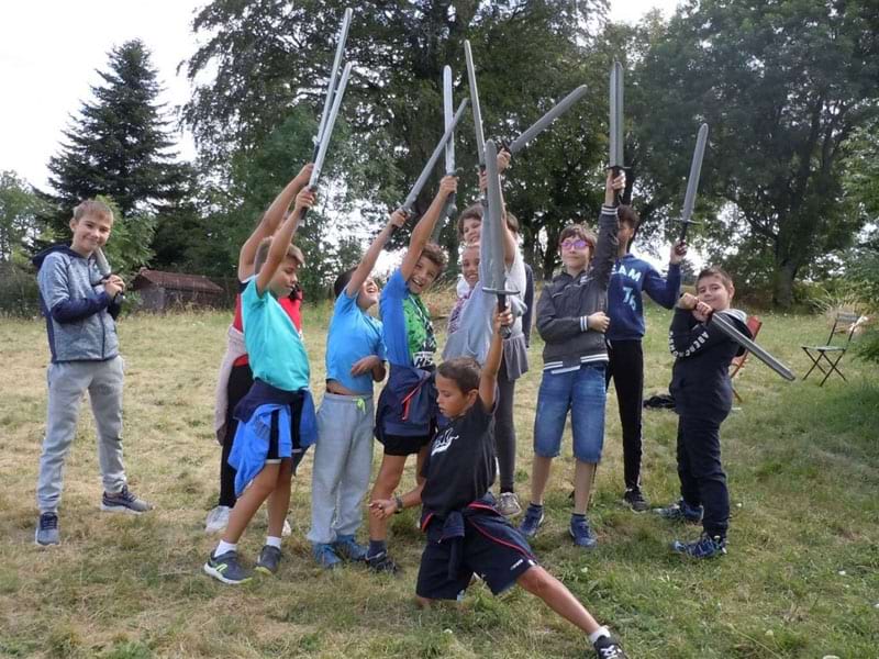 Enfant en colo jeux de rôles médiéval en été